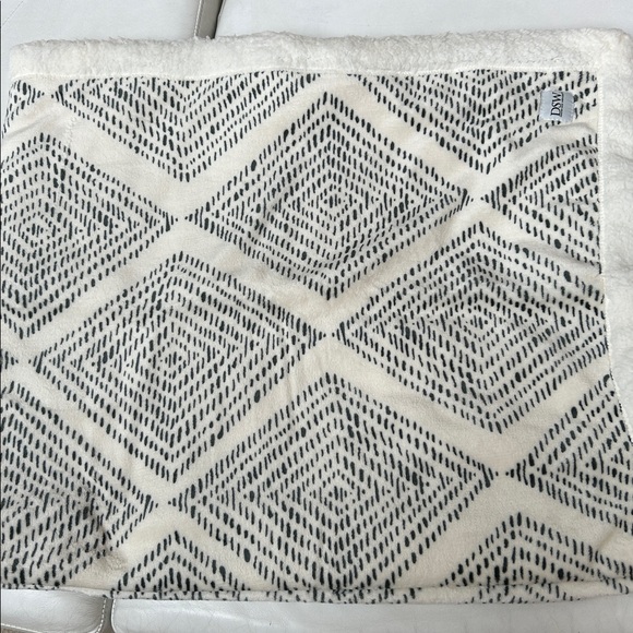 DSW Sherpa Geo Print Throw Blanket - Picture 3 of 4